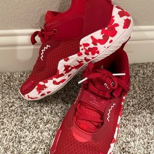 Boys basketball shoes 5.5